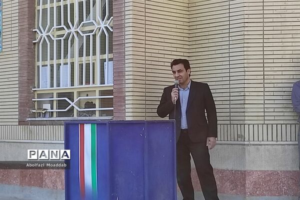 زنگ مهر و ایثار در دبیرستان نمونه آیت‌الله خامنه‌ای کاشمر