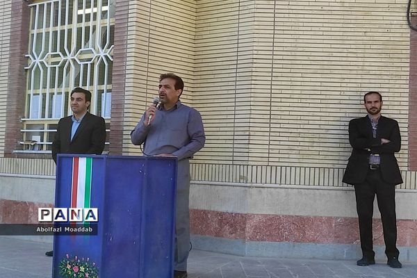 زنگ مهر و ایثار در دبیرستان نمونه آیت‌الله خامنه‌ای کاشمر