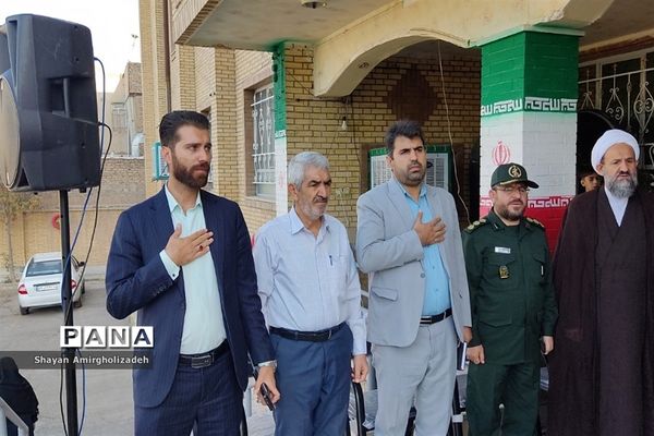 آیین نواختن زنگ مهر در مدرسه شاهد و کمال شهرستان‌قرچک