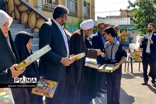 آیین نواختن زنگ مهر در مدرسه شاهد و کمال شهرستان‌قرچک
