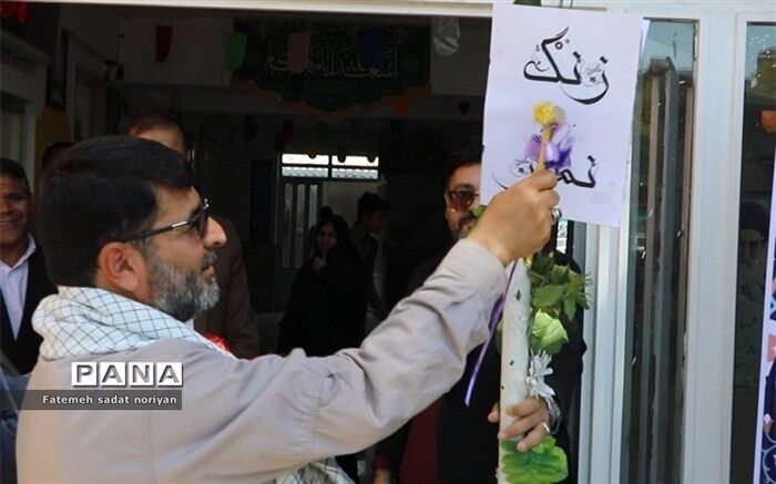 نماز، وسیله ارتباط با خداوند و انس با پروردگار جهان است