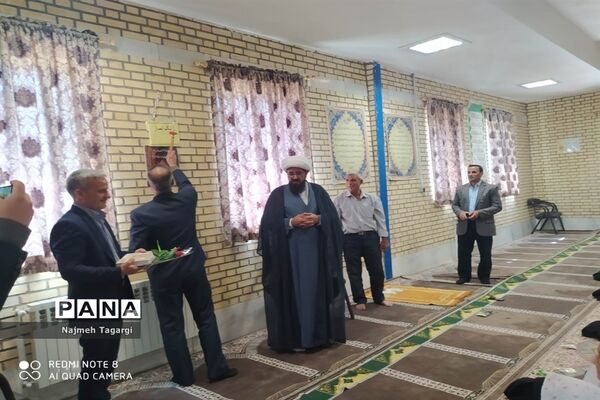 نواختن زنگ نماز در دبیرستان نمونه دولتی آمنه