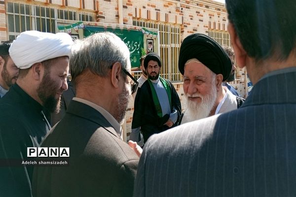 اقامه نماز ظهر و عصر توسط نماینده ولی فقیه و امام جمعه مشهد مقدس در آغاز سال تحصیلی در دبیرستان شاهد فاطمیه