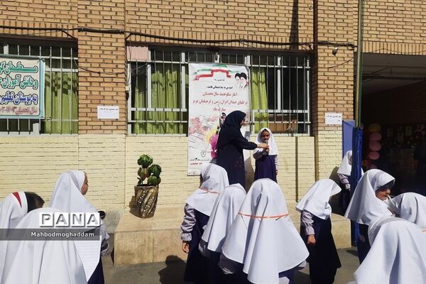 زنگ مهربانی در دبستان حقیقت منطقه ۱۳