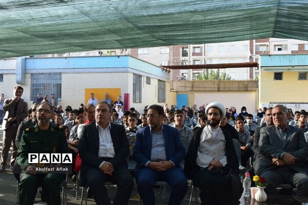 نواخته شدن زنگ مهر و مقاومت در دبیرستان شهید آوینی منطقه ۱۴