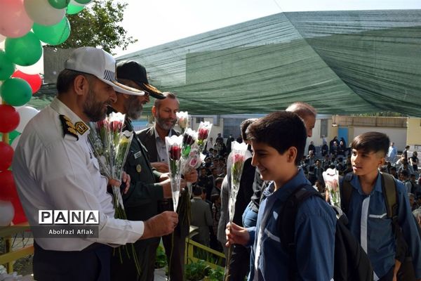 نواخته شدن زنگ مهر و مقاومت در دبیرستان شهید آوینی منطقه ۱۴