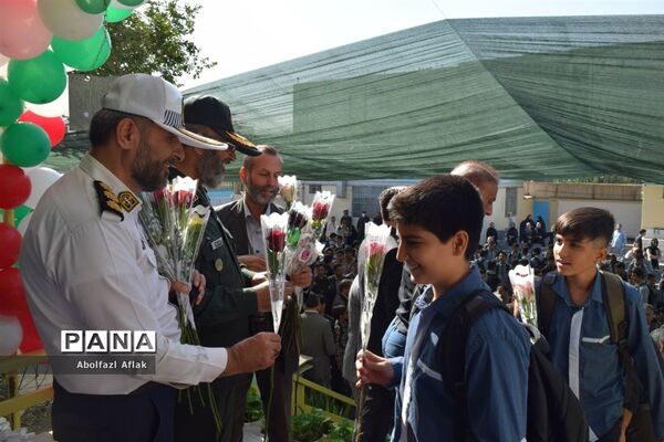 نواخته شدن زنگ مهر و مقاومت در دبیرستان شهید آوینی منطقه ۱۴