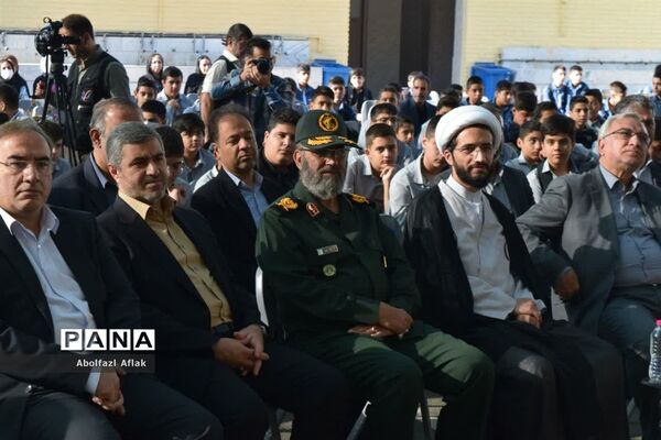 نواخته شدن زنگ مهر و مقاومت در دبیرستان شهید آوینی منطقه ۱۴