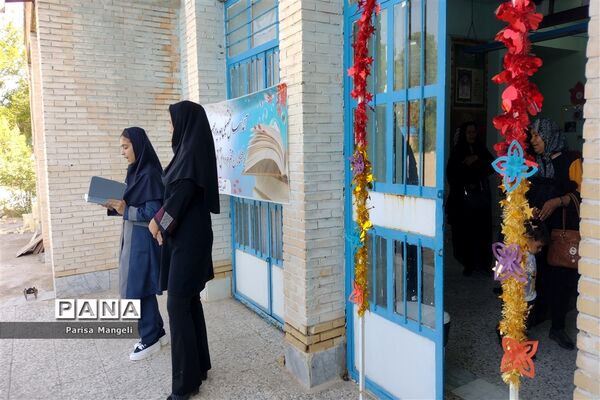 جشن  آغاز سال تحصیلی و گرامیداشت هفته دفاع مقدس در دبیرستان متوسطه اول توحید