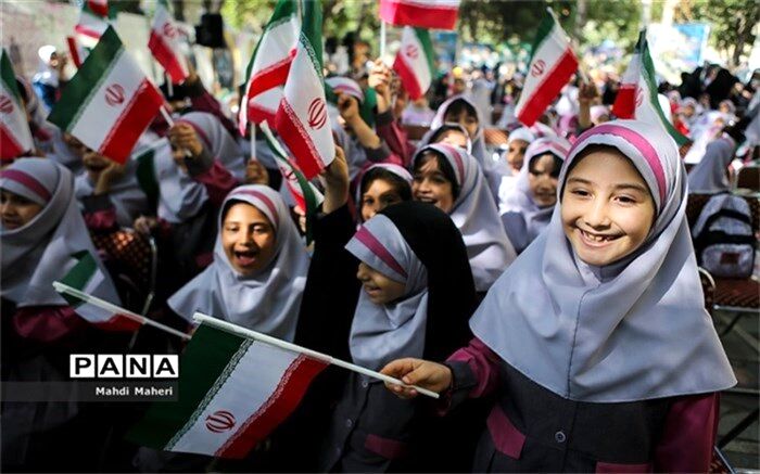 تعلیم و تربیت صحیح معلمان به دانش‌آموزان، ضامن آینده‌ای درخشان برای کشور است