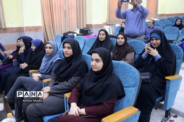 نشست صمیمی  استاندار بوشهر با کادر مدرسه استثنایی دوستان شهرستان بوشهر