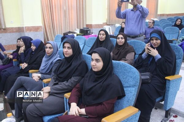 نشست صمیمی  استاندار بوشهر با کادر مدرسه استثنایی دوستان شهرستان بوشهر