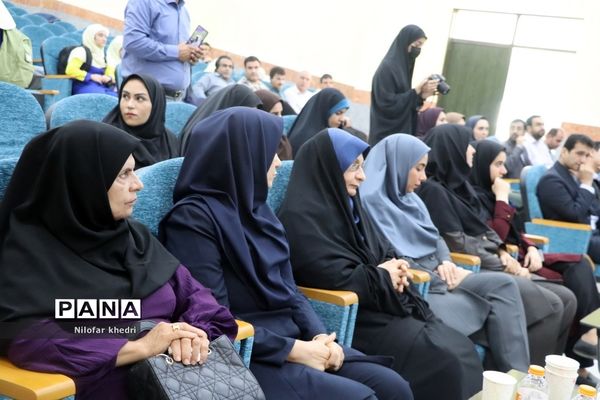 نشست صمیمی  استاندار بوشهر با کادر مدرسه استثنایی دوستان شهرستان بوشهر