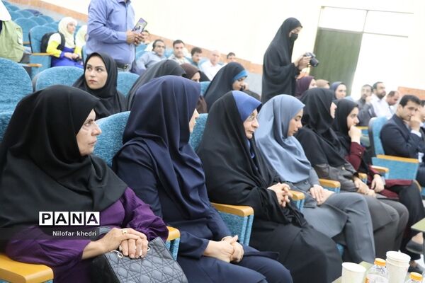 نشست صمیمی  استاندار بوشهر با کادر مدرسه استثنایی دوستان شهرستان بوشهر