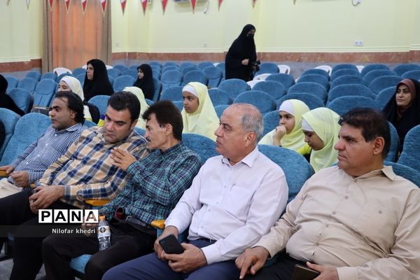 نشست صمیمی  استاندار بوشهر با کادر مدرسه استثنایی دوستان شهرستان بوشهر