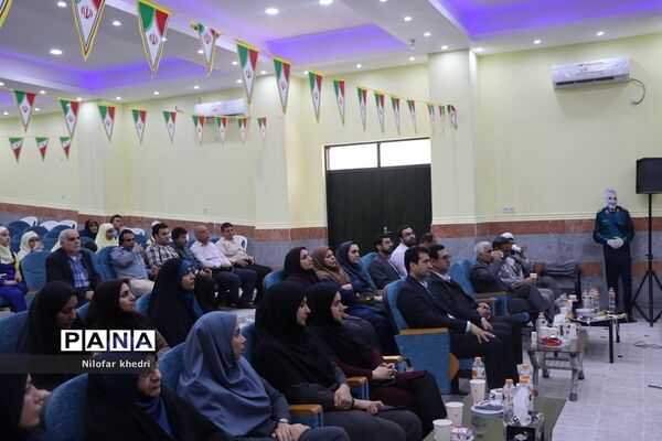 نشست صمیمی  استاندار بوشهر با کادر مدرسه استثنایی دوستان شهرستان بوشهر