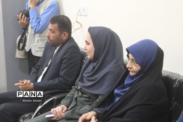 نشست صمیمی  استاندار بوشهر با کادر مدرسه استثنایی دوستان شهرستان بوشهر