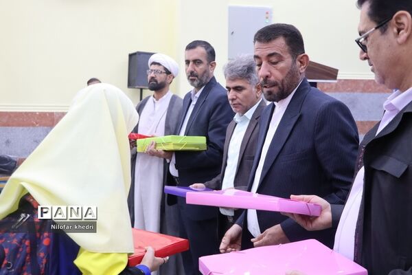 نشست صمیمی  استاندار بوشهر با کادر مدرسه استثنایی دوستان شهرستان بوشهر