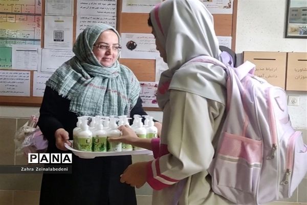 آیین و مانور بازگشایی مدارس در دبیرستان هیات امنایی بهرام رزمی