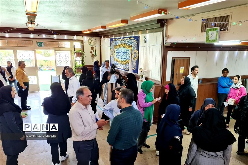 توزیع لباس فرم در دبیرستان علوم پزشکی شیراز