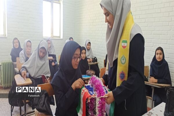 نواختن زنگ نماز، ایثار و مقاومت همزمان با آغاز سال تحصیلی جدید در دبیرستان برادران طباطبایی