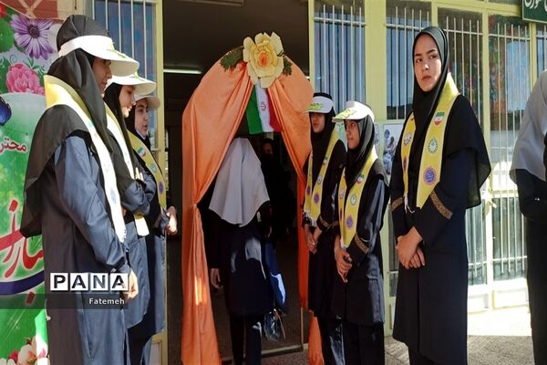 نواختن زنگ نماز، ایثار و مقاومت همزمان با آغاز سال تحصیلی جدید در دبیرستان برادران طباطبایی