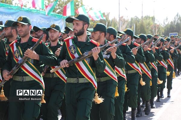 رژه یگان‌های نمونه نیروهای مسلح استان قم