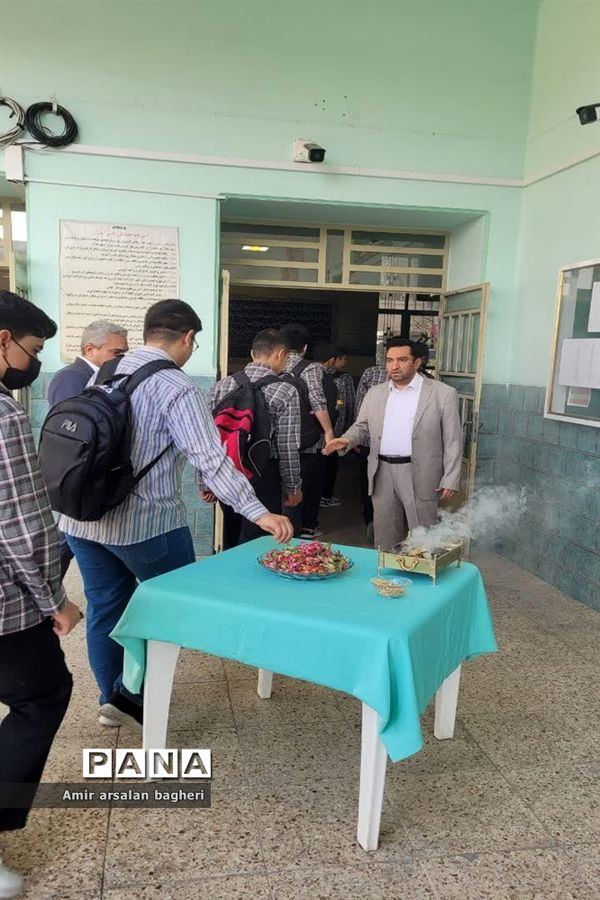 مراسم آغازسال تحصیلی جدید در دبیرستان هیات امنایی ماندگار نمازی ناحیه ۴ شیراز