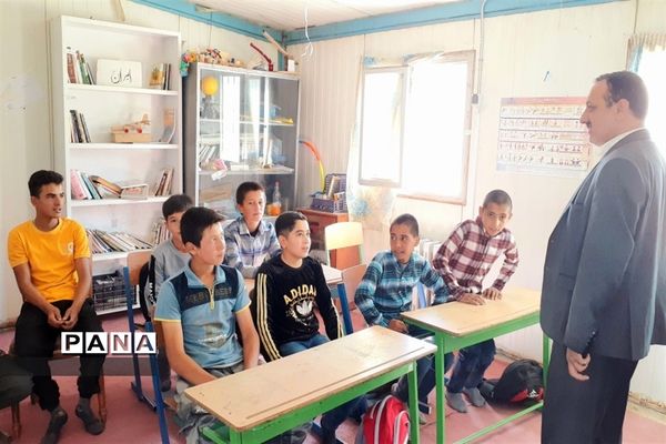 توزیع لوازم التحریر در بین دانش‌آموزان روستاهای حوزه پساکوه شهرستان کلات