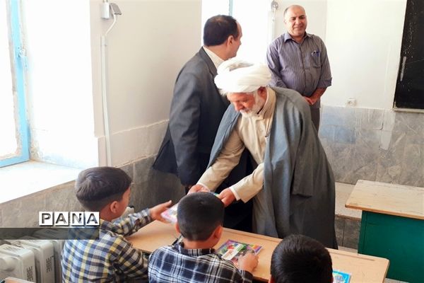 توزیع لوازم التحریر در بین دانش‌آموزان روستاهای حوزه پساکوه شهرستان کلات