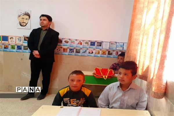 توزیع لوازم التحریر در بین دانش‌آموزان روستاهای حوزه پساکوه شهرستان کلات