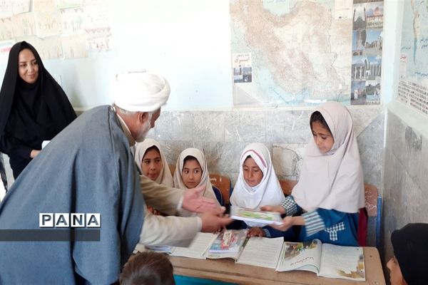 توزیع لوازم التحریر در بین دانش‌آموزان روستاهای حوزه پساکوه شهرستان کلات