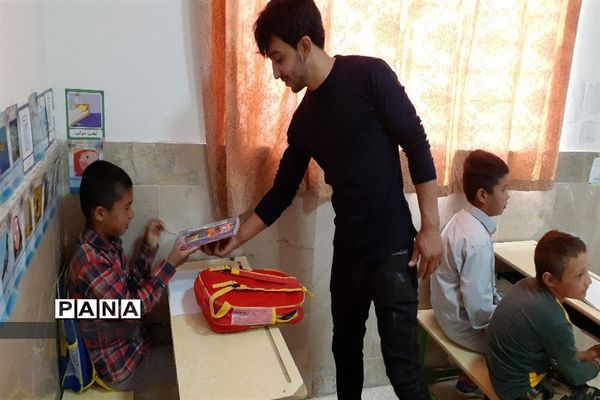 توزیع لوازم التحریر در بین دانش‌آموزان روستاهای حوزه پساکوه شهرستان کلات