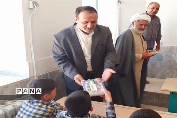 توزیع لوازم التحریر در بین دانش‌آموزان روستاهای حوزه پساکوه شهرستان کلات