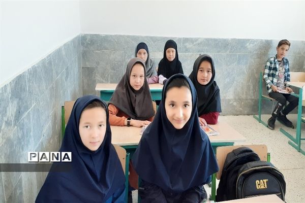 توزیع لوازم التحریر در بین دانش‌آموزان روستاهای حوزه پساکوه شهرستان کلات