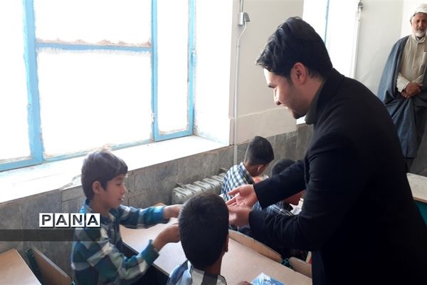 توزیع لوازم التحریر در بین دانش‌آموزان روستاهای حوزه پساکوه شهرستان کلات