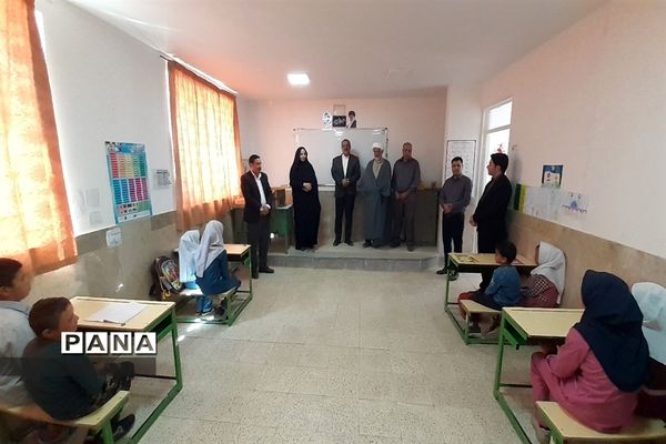 توزیع لوازم التحریر در بین دانش‌آموزان روستاهای حوزه پساکوه شهرستان کلات