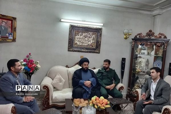 دیدار امام جمعه رودهن با تعدادی از خانواده شهدای رودهن در هفته دفاع مقدس