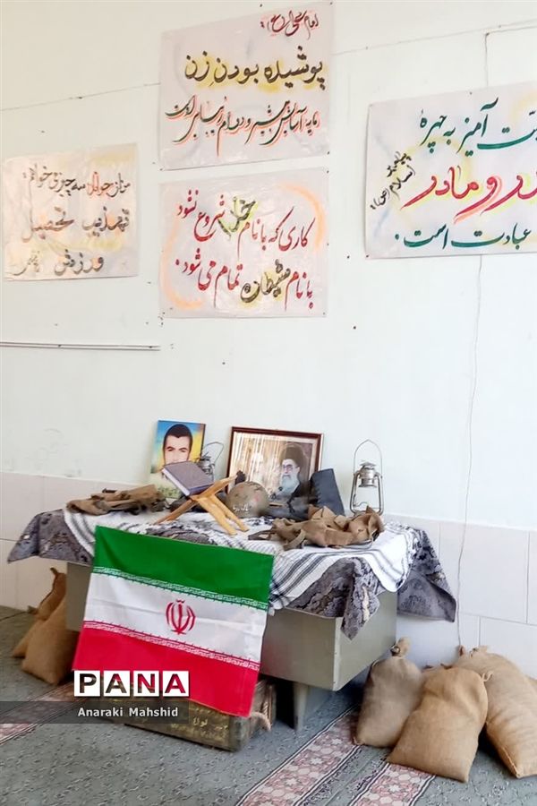 نواختن زنگ مهر و مقاومت در هنرستان دخترانه دارالفنون اردکان