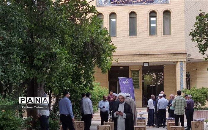 توزیع۲۰۰۰بسته مهرتحصیلی از محل موقوفات استان فارس/فیلم