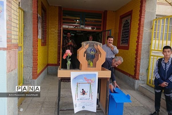 جشن عاطفه‌ها در دبستان ایمان رودهن