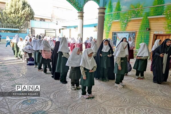 فرزندان شهید حسین اسماعیلی توسط مدیرکل آموزش و پرورش شهرستان‌های تهران راهی کلاس درس شدند