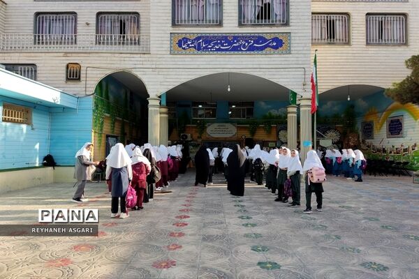 فرزندان شهید حسین اسماعیلی توسط مدیرکل آموزش و پرورش شهرستان‌های تهران راهی کلاس درس شدند