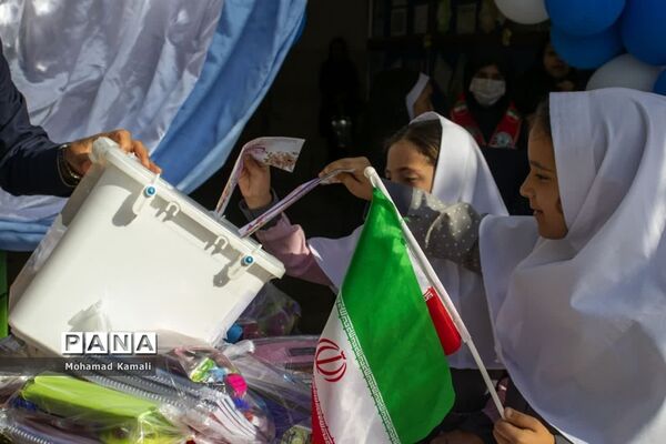 مراسم جشن عاطفه‌ها در دبستان شهید محلاتی