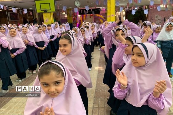 جشن آغاز امامت امام زمان(عج) در دبستان دخترانه فرهنگ منطقه ۱۳