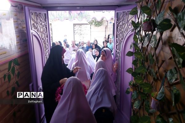 جشن آغاز امامت امام زمان(عج) در دبستان دخترانه فرهنگ منطقه ۱۳