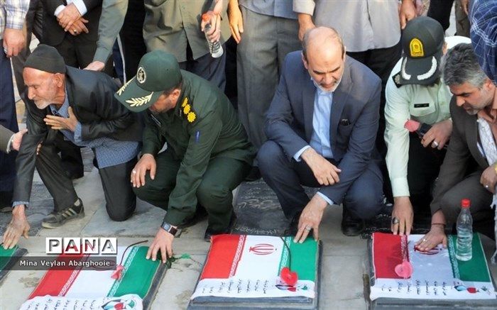 مراسم گلباران مزارشهدا در امامزاده عمادالدین شهرستان رباط‌کریم/فیلم