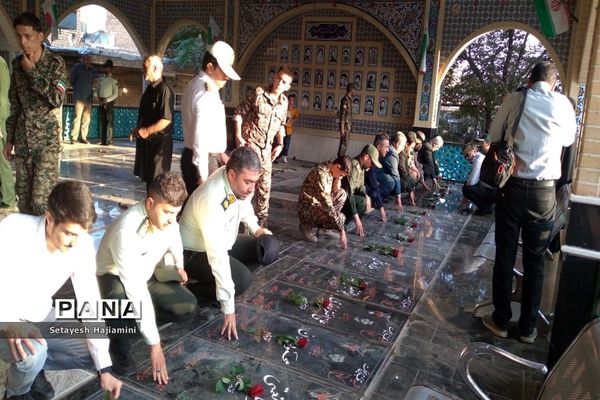 غبارروبی و عطرافشانی مزار شهدا