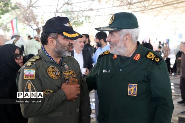 غبارروبی مزار شهدا در تبریز