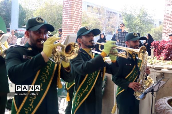 غبارروبی مزار شهدا در تبریز